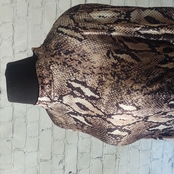 Size Large Mock Neck Reptile Print Dress with 2 Side Splits - Picture 7 of 9